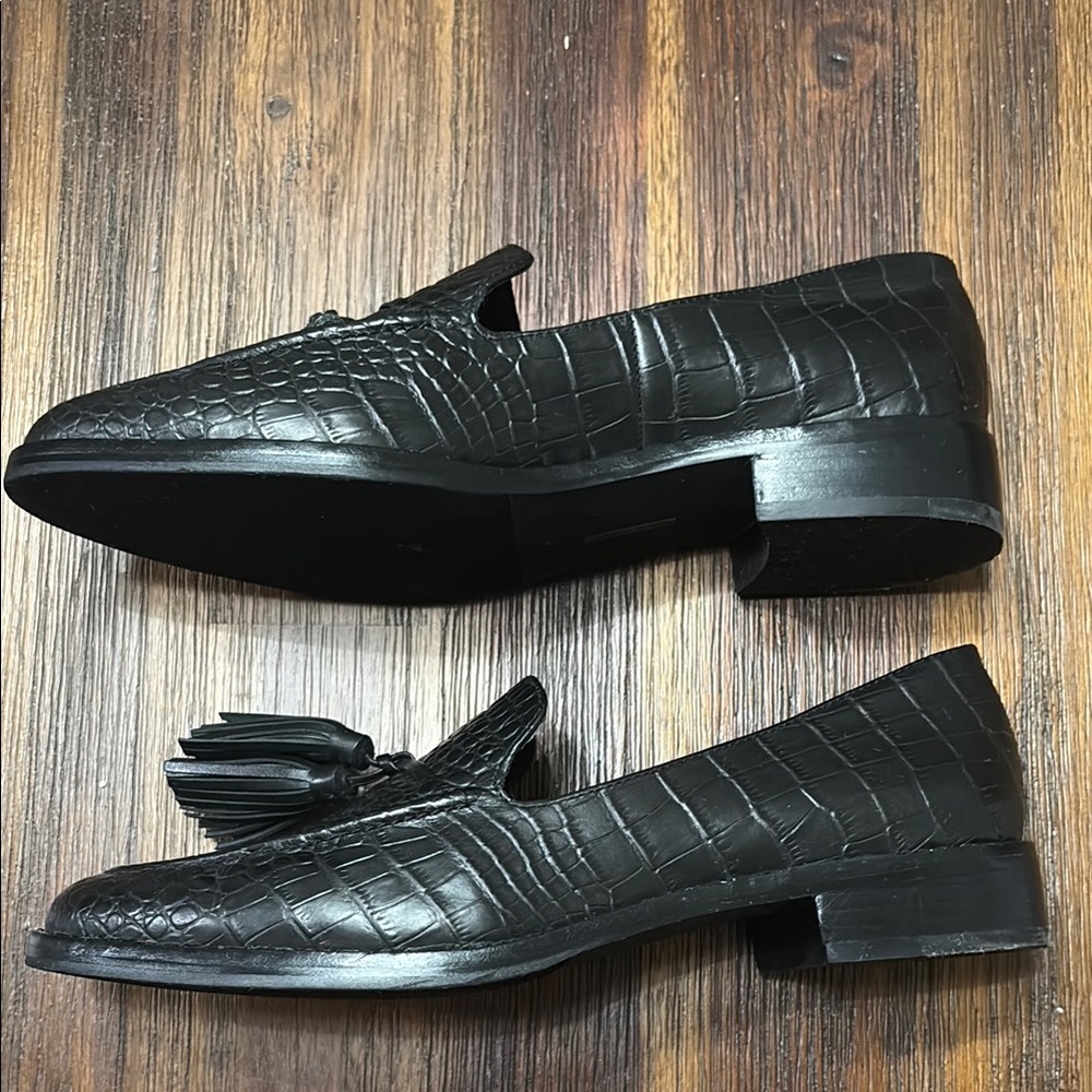 Vince Camuto Black Crocodile Pattern Loafers Size 8